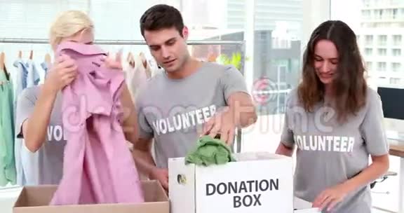 志愿者朋友手持捐款箱视频的预览图