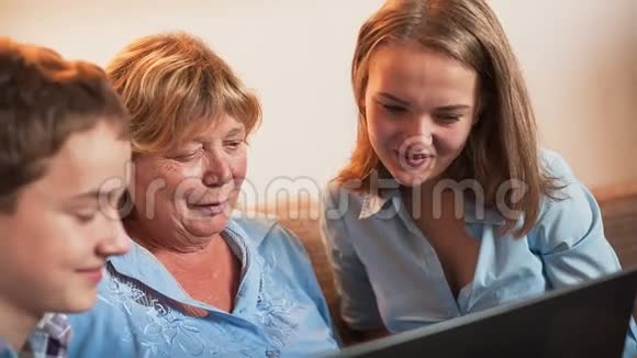 祖母和孙子视频的预览图