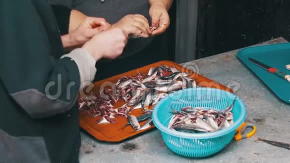 鱼贩清洗及切鲜鱼视频的预览图