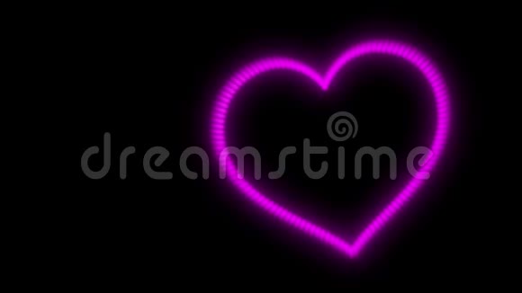 脉动的心摆着黑色背景上的粉红色霓虹灯视频的预览图