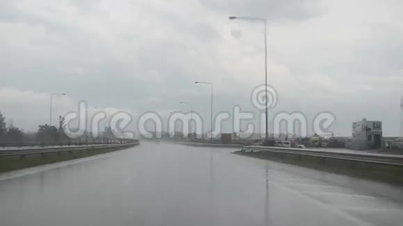 雨水河路车视频的预览图