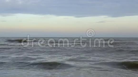沙滩晴天空蓝的大海夏日的天空海水海洋视频的预览图