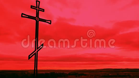 山顶上的剪影人满怀希望地看着基督教十字架一个向十字架忏悔的人视频的预览图