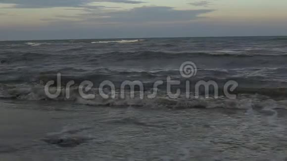 沙滩晴天空蓝的大海夏日的天空海水海洋视频的预览图