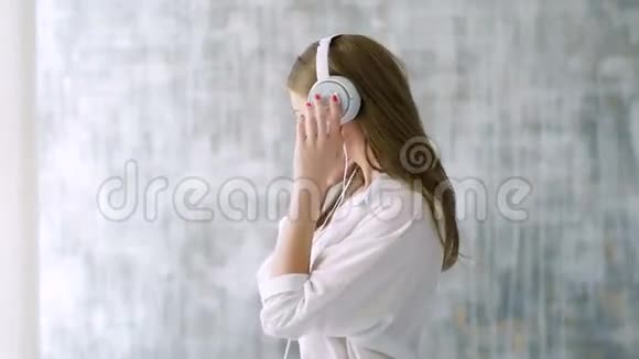 房间里有白色耳机跳舞的可爱女孩视频的预览图