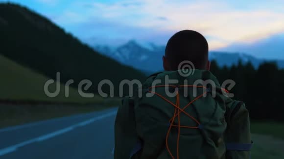 一个年轻的游客带着背包旅行视频的预览图