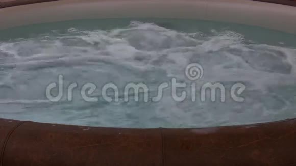 浴缸里满是鼓泡的水视频的预览图
