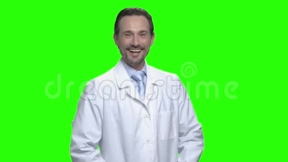 开朗笑男医生穿白大褂视频的预览图