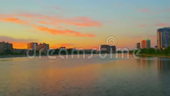 夜幕降临伏尔加河上美丽的日落视频的预览图