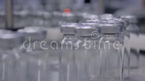 自动化制药技术概念带空玻璃瓶的传送带视频的预览图