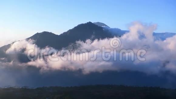 巴厘岛日出时从巴图尔火山欣赏美丽景色视频的预览图