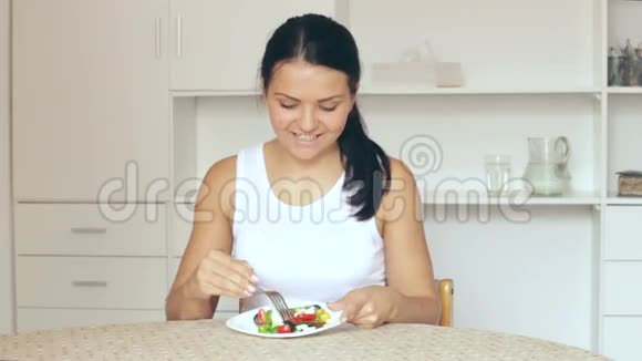 女厨师拿着一盘沙拉视频的预览图
