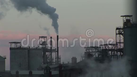 工业烟囱排出大量污染视频的预览图