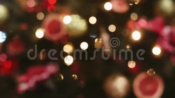 圣诞节和新年装饰摘要模糊的博克假日背景眨巴一下加兰圣诞树灯闪烁视频的预览图