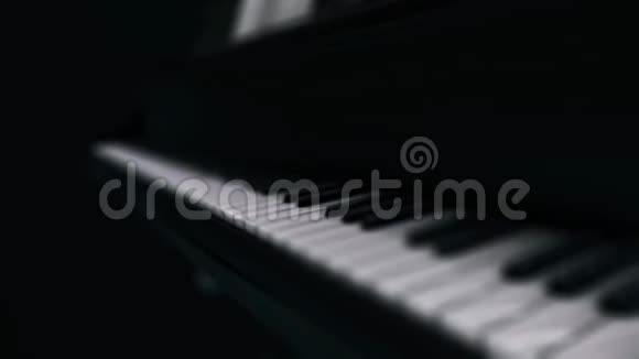 动画的豪华黑色钢琴与白色模糊的钥匙在黑暗中动画3D渲染插图4K动画片视频的预览图