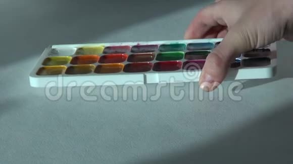 手放和拿颜料水彩套装视频的预览图