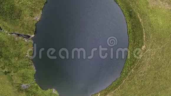 照相机飞过一个山湖视频的预览图