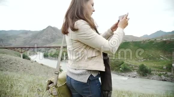 年轻人在山上徒步旅行和用手机拍照时放松视频的预览图