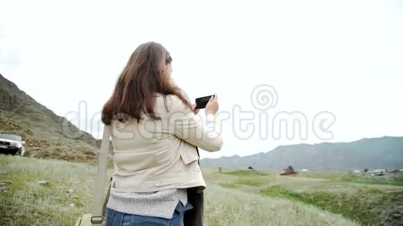 年轻人在山上徒步旅行和用手机拍照时放松视频的预览图