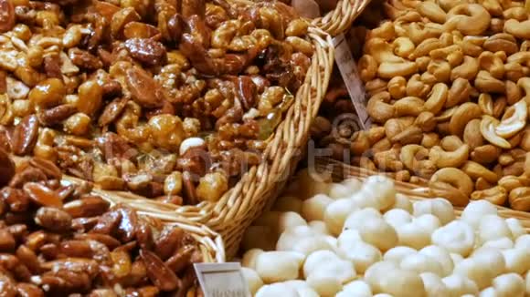 西班牙巴塞罗那的LaBoqueria市场上干果葡萄干和坚果的混合物视频的预览图