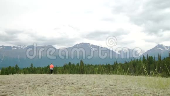 年轻的运动员在山路上奔跑波夫跟着凸轮自然中的日落锻炼慢动作视频的预览图