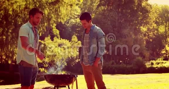 三个朋友在公园里烧烤视频的预览图