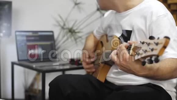 关闭音乐家在家庭音乐工作室演奏电吉他视频的预览图
