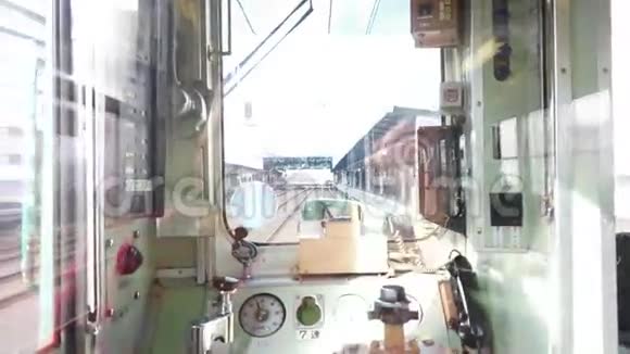 从日本铁路列车后面的关西线当它通过一个农村地区日本本地火车之窗视频的预览图