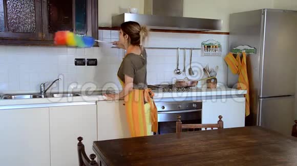 女青年打扫厨房的家具视频的预览图