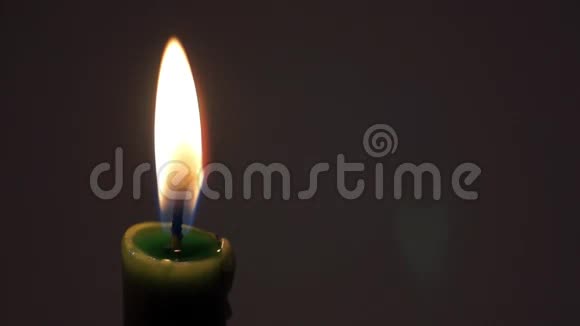 黑暗中的蜡烛视频的预览图