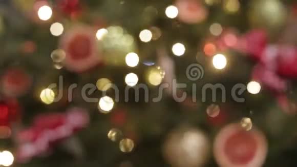 圣诞节和新年装饰摘要模糊的博克假日背景眨巴一下加兰圣诞树灯闪烁视频的预览图