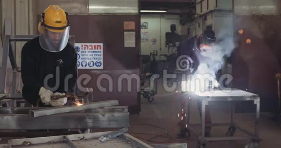 车间焊接金属的焊工慢速射击视频的预览图
