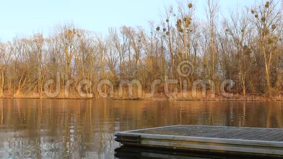 在宁静祥和的秋日在湖畔的小码头视频的预览图