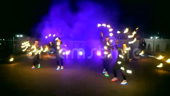 烟火消防表演男孩和女孩穿着在夜晚发光的鞋子跳舞视频的预览图