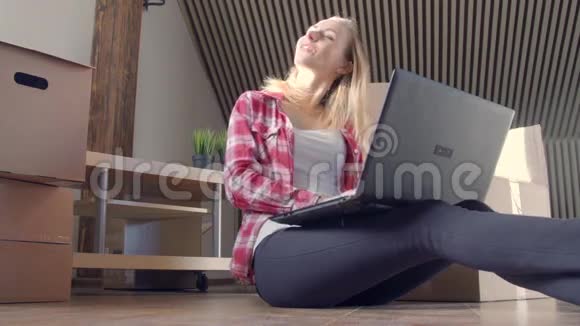 有笔记本电脑的幸福女人视频的预览图