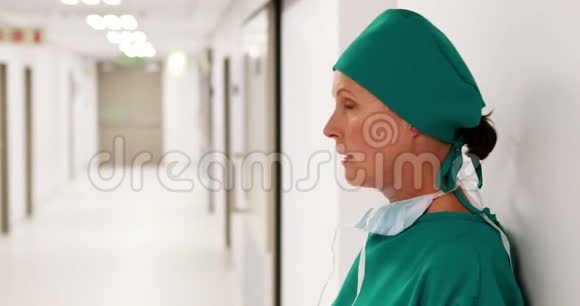 紧张的女医生站在走廊里视频的预览图