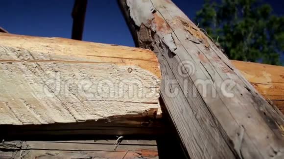 利用原木建造一座古老的历史木屋视频的预览图