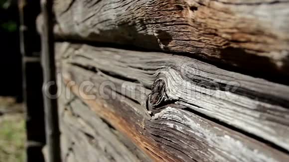 一幅更接近历史悠久的木屋木屋的图像视频的预览图