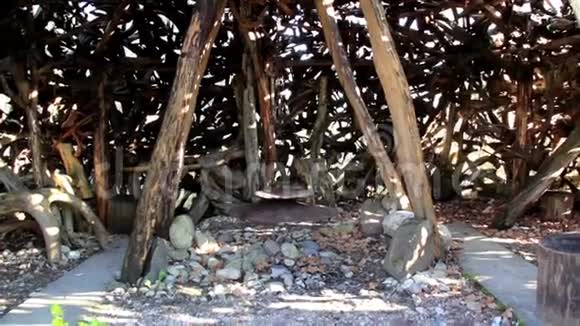 在巫婆家的小屋里吊着锅视频的预览图