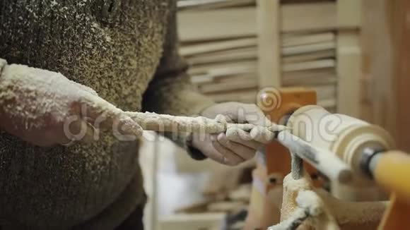 木匠在机器上工作磨出一块木头视频的预览图