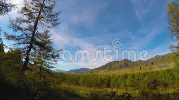 俄罗斯西伯利亚阿尔泰山带着美丽的多云天空的时间推移视频的预览图