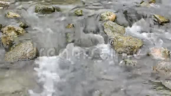 石头在河里溅起水花视频的预览图