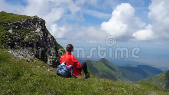 坐在山顶上看山的女孩视频的预览图