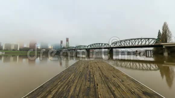 时间流逝电影移动低云和雾在俄勒冈州波特兰市中心天际线与霍桑桥一个上午视频的预览图