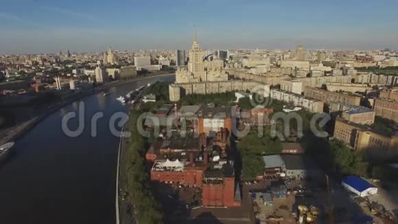 在夏日无云的日子里四架直升机飞过莫斯科市现代和古老的建筑莫斯科河视频的预览图