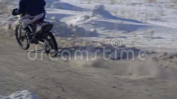 慢动作运动员赛车男子完成了骑摩托车在道路上的极限赛道是非常曲线的视频的预览图