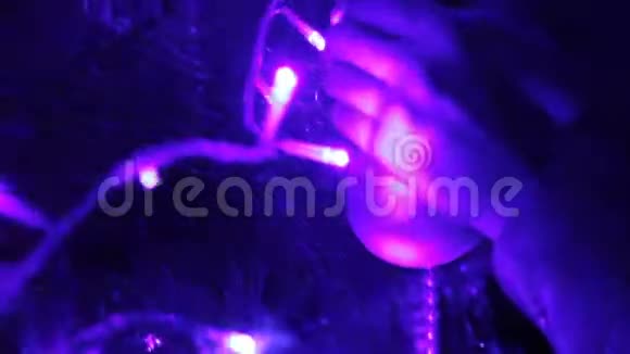装饰圣诞树特写用手电筒照明的花环视频的预览图