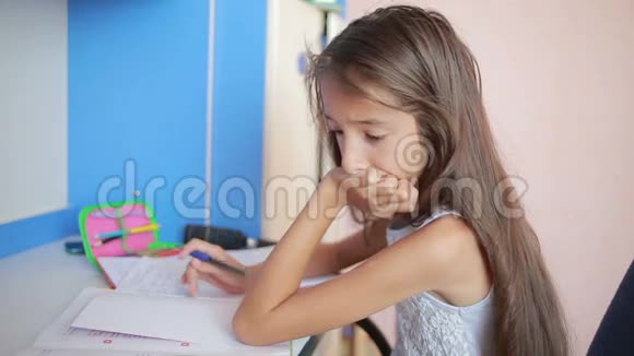 在餐桌上做作业的女学生翻阅书本女孩上课视频的预览图