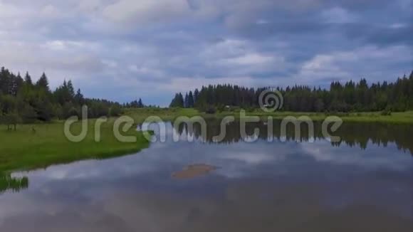 飞越一个小湖的水面视频的预览图