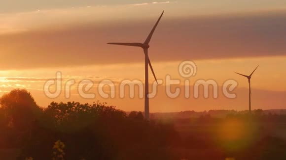 日落时有光线的风力涡轮机农场视频的预览图